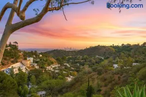 Hollywood Hills Spa Retreat Oasis with Tree Top Views, Private Jacuzzi Style Tub, Steam Room, Magical Half Acre Acre Garden and Patio, Free Parking for 2 cars, in LA's most Serene, Central Desirable Area - Image 5