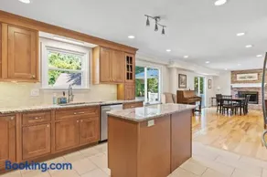 Spacious Edgewater Home Deck & Sleeps 10 - Image 3