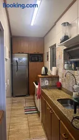 Refúgio no Alto com Lareira Ar e Garagem Próximo à Feirinha - Image 4
