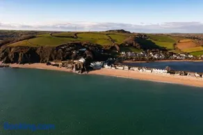 Beachfront Cottage with Sea Views & Coastal Walk - Image 3