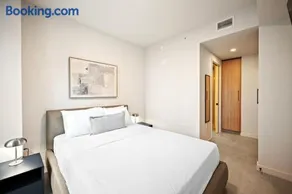 Premium Suite 1 den w Rooftop Pool Prime Location - Image 4