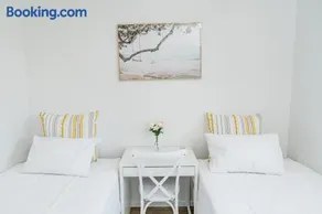 Entire Unit 02 Rooms 04 King Single Beds 11 kms to Goldcoast Airport - Image 5