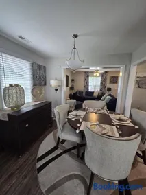 Large 3 bedroom Downtown Parking - Image 1