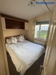Relax By The Coast - Spacious 6-sleeper Caravan - Image 3