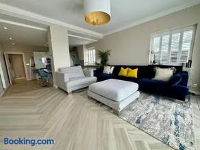 3 bed Garden Apt, Clifftop, sleeps 8 with parking and Lazy Spa - Image 2