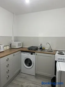 Large Studio Flat Near Beach Cleethorpes - Image 5