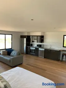 Modern studio with fabulous views - Image 1