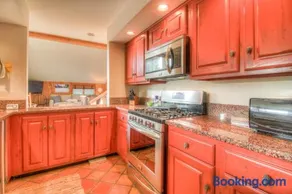 Stratton Mountain Condo with a Hot Tub! Sleeps 12! - Image 3