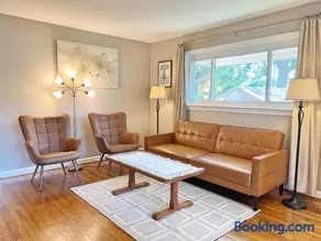 Entire Private 3 Bedrooms 1 Bathroom Single House with Fenced Garden - Image 3