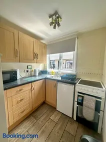 Charming & Spacious Holiday Home - Image 5