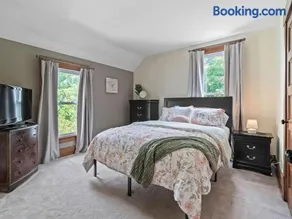 Entire Duplex w Historic District and Sleeps 12 - Image 5