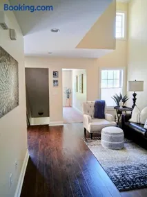 Spacious Townhouse, Central Location, Deluxe Guest Suite - Image 2