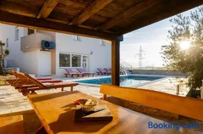 Villa Anabella peaceful holiday home with pool - Image 1