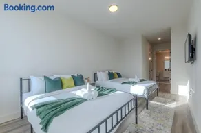Emerald Escape, Free Parking, 2 Bath, Sleeps 8 Near American Dream and The Airport, King Bed and 2 Queen Beds, Washer and Dryer - Image 4