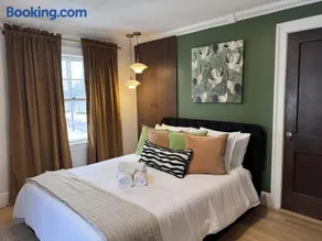 Cozy Colonial Home Hot tub, Game Room ,Home Theatre,Karaoke - Image 3