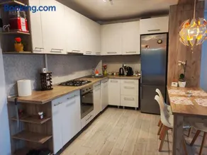 Azure Cosy Apartment - Private Terrace and Free Parking - Image 2