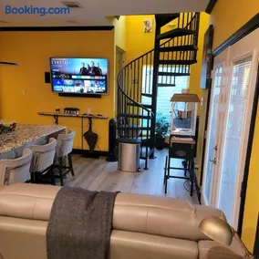 Houston Sweet Spot Townhouse - Image 3