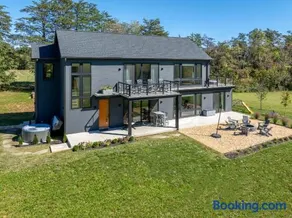 Contemporary Mountain Holiday Home with Hot Tub - Image 2