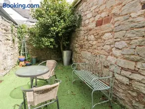 The Old Stables - Pet-Friendly Stay Near Ruthin Castle with Parking - Image 2