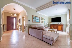Villa Simone Vacation Villa With Garden - Happy Rentals - Image 3
