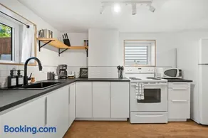 The Sunday Charming Private Suite in Calgary - Image 4