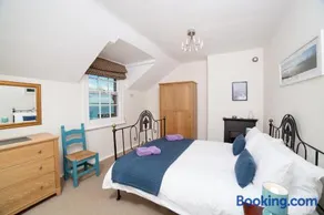 Fort Victoria Cottages - Sea View Cottage - Image 3
