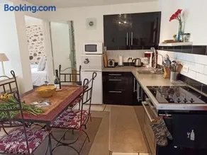 Well equipped apartment, large terrace, BBQ & WIFI - Image 2