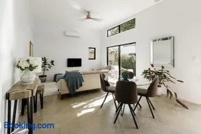 Peppi Place - 2 Bedroom with Ensuites Town Villa - Image 4