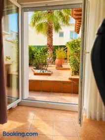 Apartamento NURIA Planta Baja con Patio Privado y Aire Acondicionado en pleno Centro - Image 5