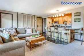 Beautiful Bend home with shared pools & hot tubs & free WiFi - close to hikes - Image 2