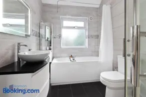 Large Comfy 4 Bedroom House, Ideal for Workers, FREE Parking - Image 4