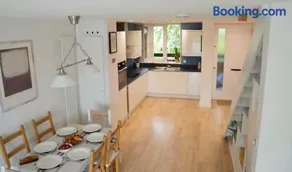 3 Bed Flat Battersea Square with Balcony & Parking - Image 5