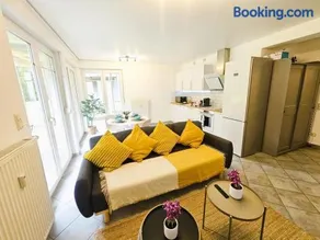 Charming 1BR Retreat with private terrace - Image 3