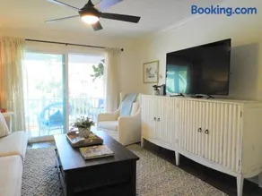 Q4 Professionally decorated upstairs beautiful soothing colors close to back pool - Image 1