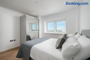 Exquisite 2bed Apt with Parking Near 02 Arena - Image 2