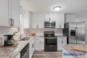 3br Home in Quiet Neighborhood - Image 2