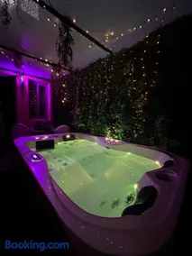 Majorelle green Spa Suite - Image 3