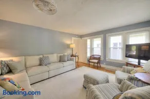 Charming Bungalow Near South Beach & Kid's Corner Park - Image 2