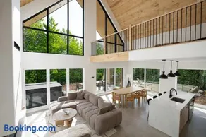Snoheim - Luxury Chalet with Hot Tub & Four-Season Pool - Image 2