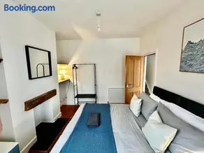Nomi Homes - Okehampton Place - Exeter - Sleeps 7 - Image 2
