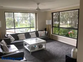 4 Bedroom modern house opposite Wallis Lake - Image 5