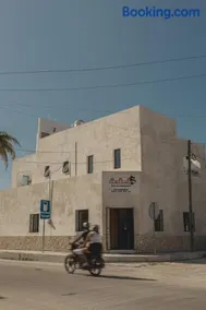 3 bedrooms home one block from the beach with pool, very central location - Image 2