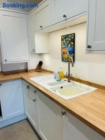 Stunning 2 bedroom modern apartment! Amazing views! - Image 3