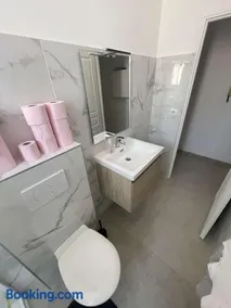 Cosy flat 250m from beach - Image 5