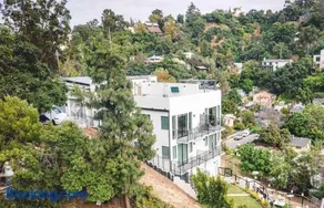 Modern Hilltop Villa Perfect for Large Groups - Image 2