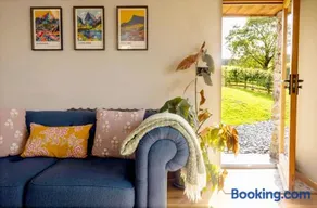 Romantic Snowdonia Cottage with Hot tub, sea & mountain views - Image 1