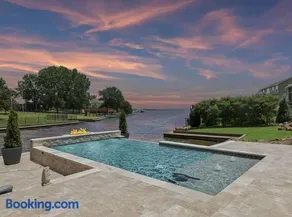 Lakefront Villa 5BR w Private Pool Boat Parking Golf and Tennis - Image 1