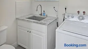 NEW Luxe Private Condo Steps 2 Beach and Sunsets Park 2 Cars Private Quiet UNIT B - Image 2