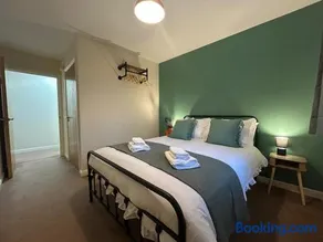 Parkway Court - Two bedroom, two bathroom open plan apartment - Image 3