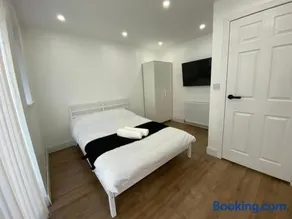 Modern en-suite rooms Luton air port - Image 1